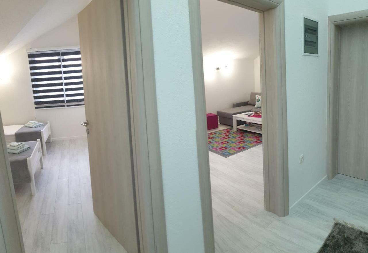 מוסטר Holiday Home Flora מראה חיצוני תמונה