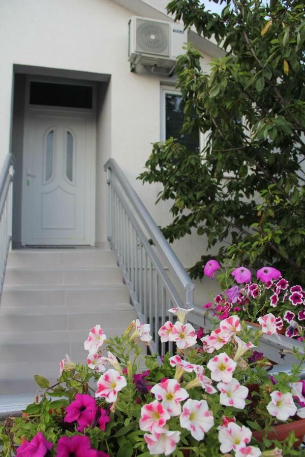 מוסטר Holiday Home Flora מראה חיצוני תמונה
