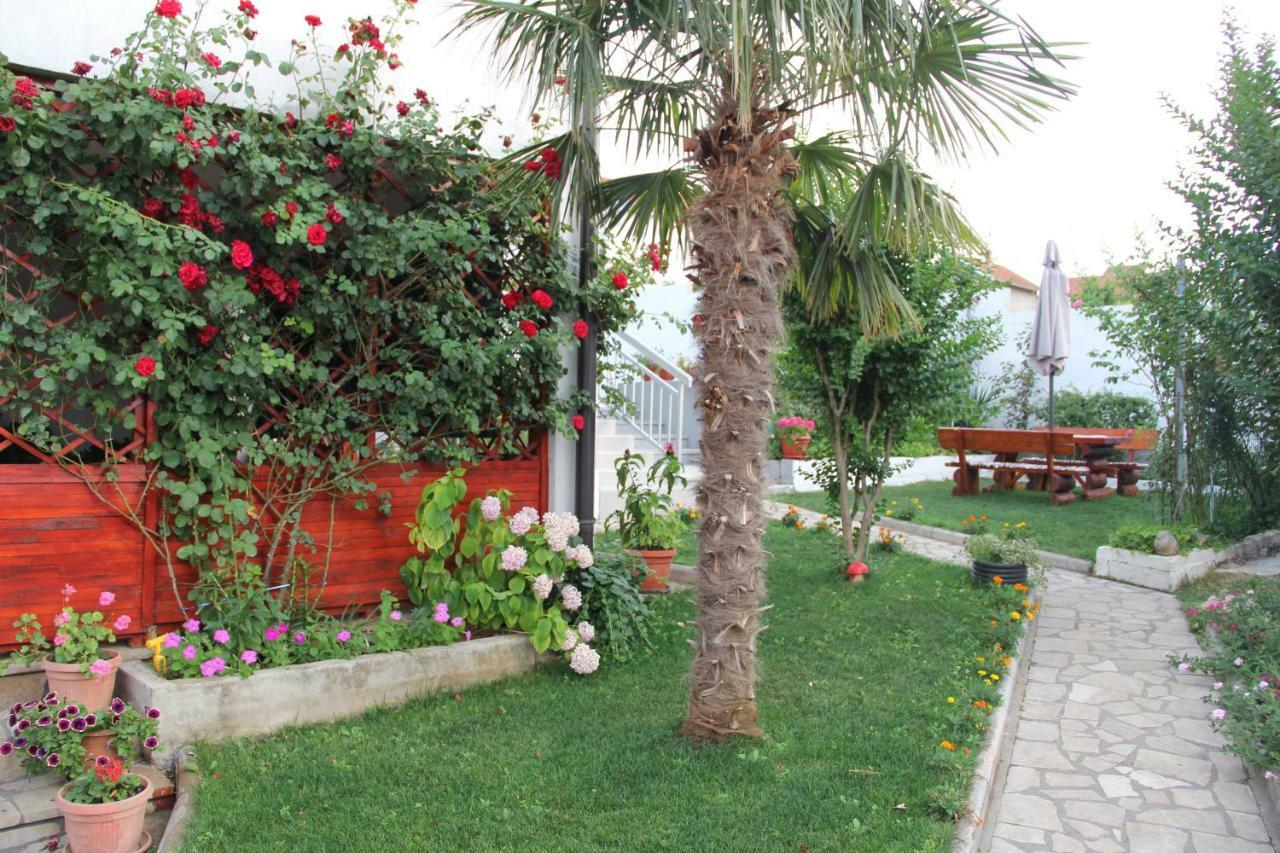 מוסטר Holiday Home Flora מראה חיצוני תמונה